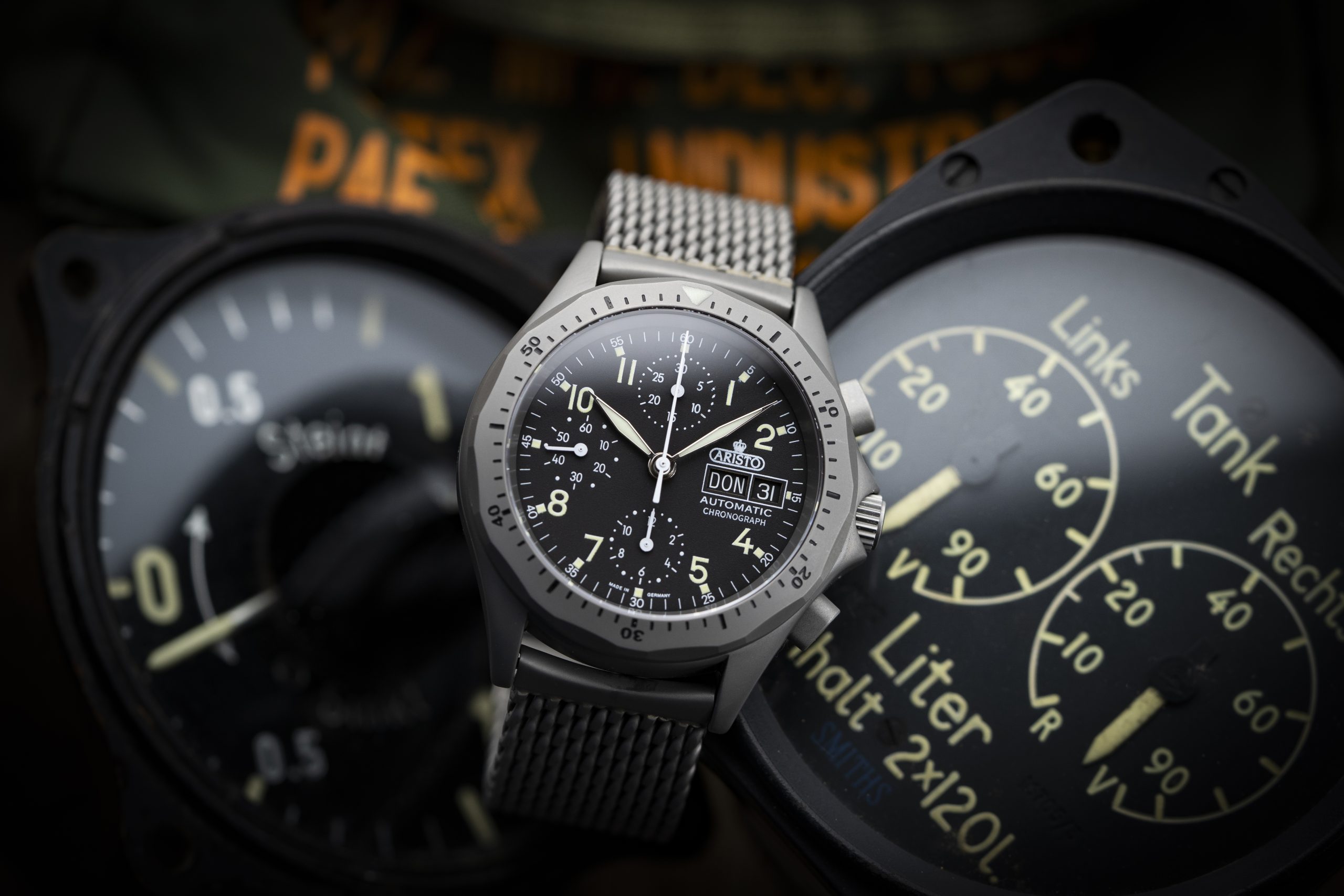 Eine Uhr mit grösseren Uhren im Hintergrund Eine Uhr mit grösseren Uhren im Hintergrund