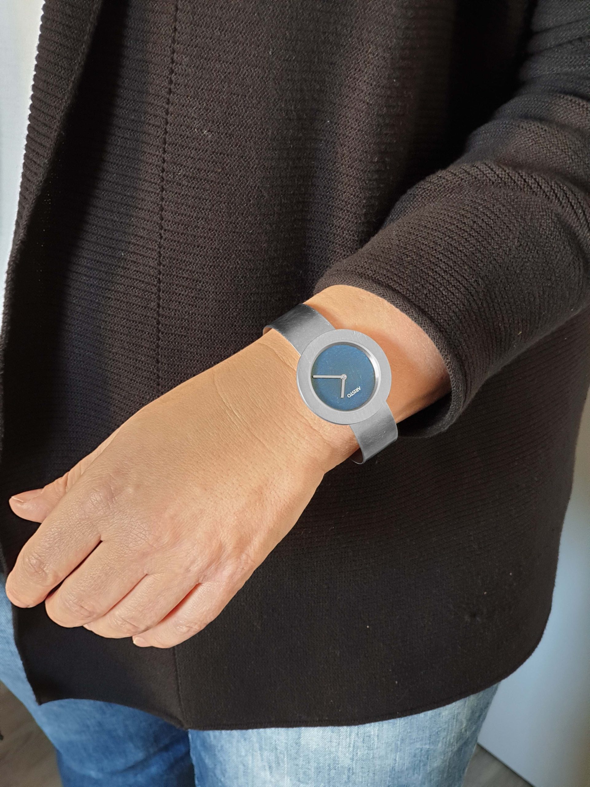 Eine Uhr an einem Handgelenk