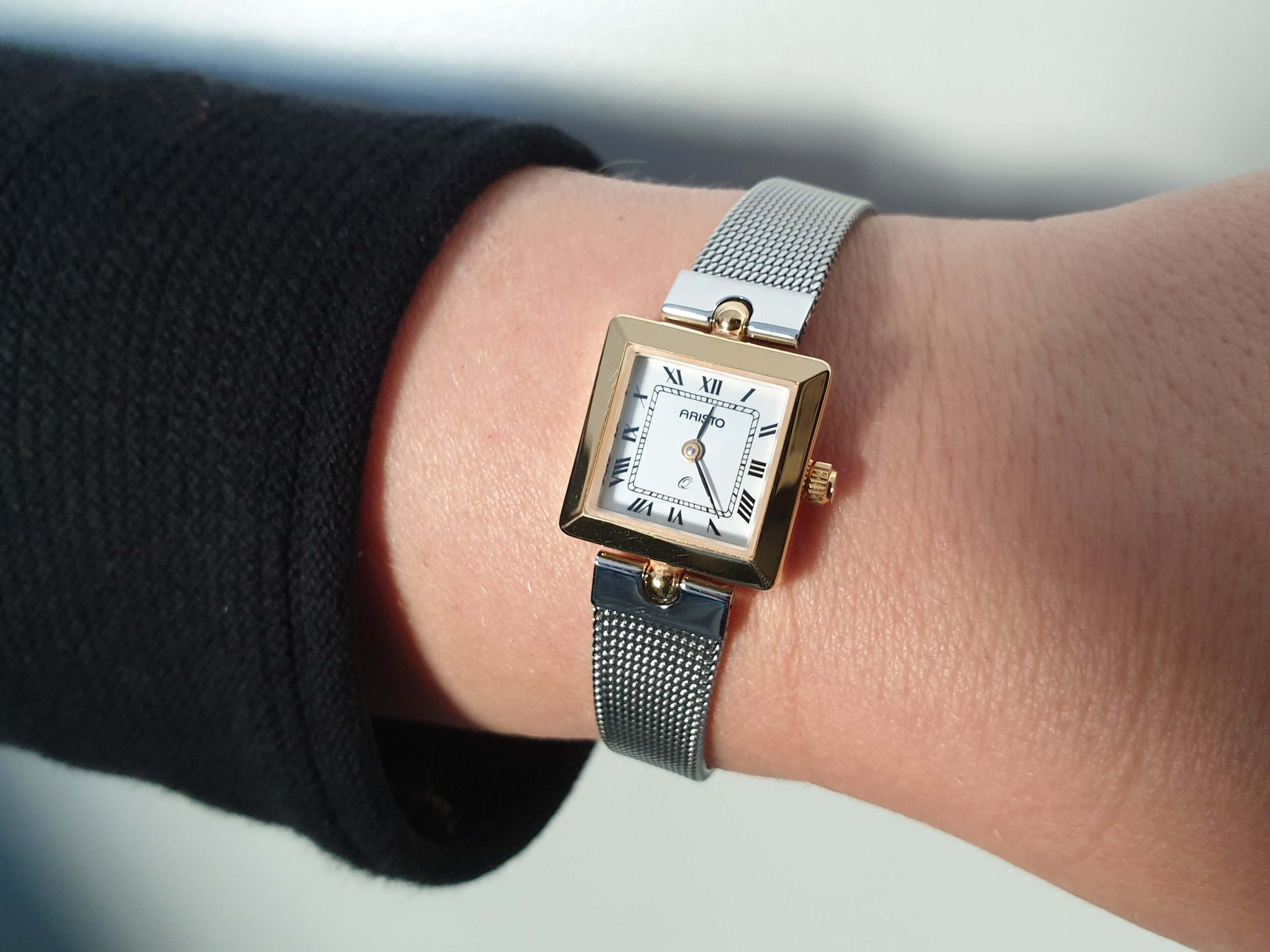 Eine Uhr an einem Handgelenk
