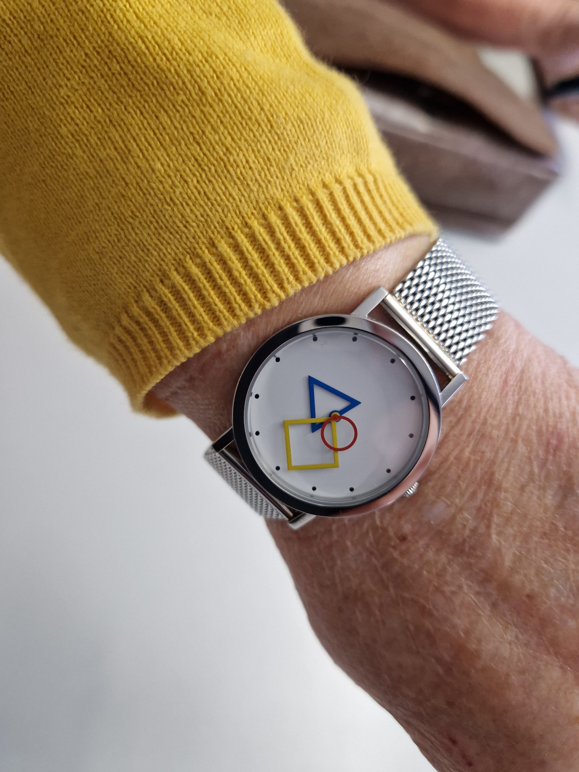Eine Uhr an einem Handgelenk