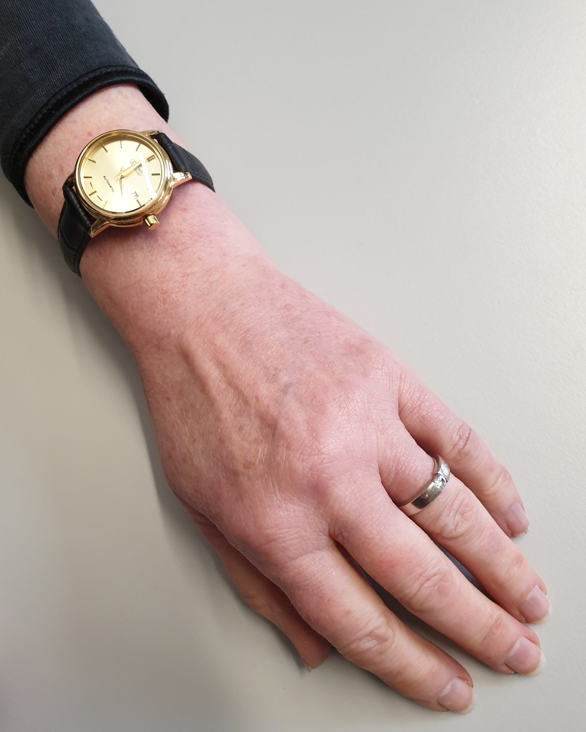 Eine Uhr an einem Handgelenk
