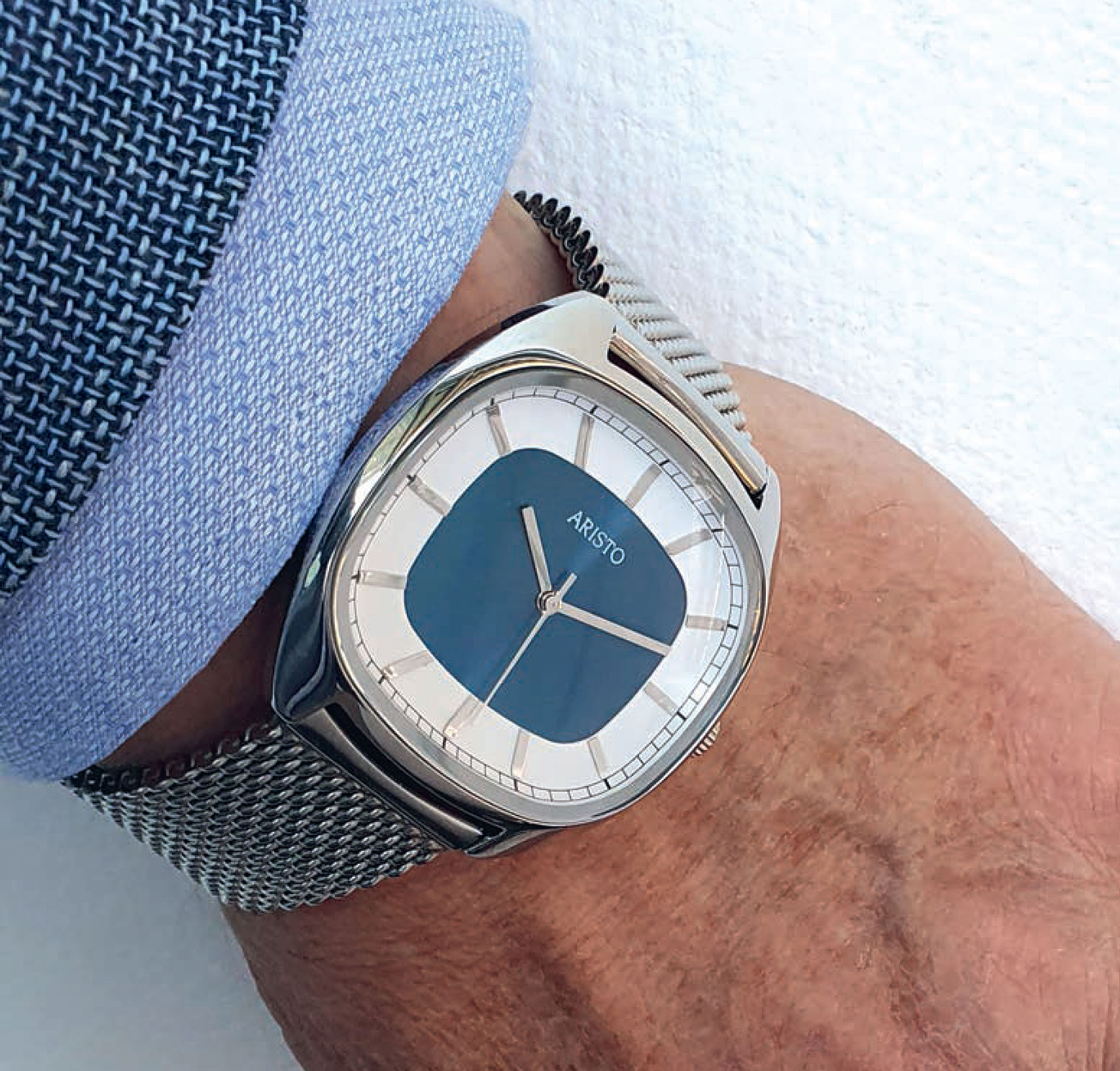 Eine Uhr an einem Handgelenk Eine Uhr an einem Handgelenk
