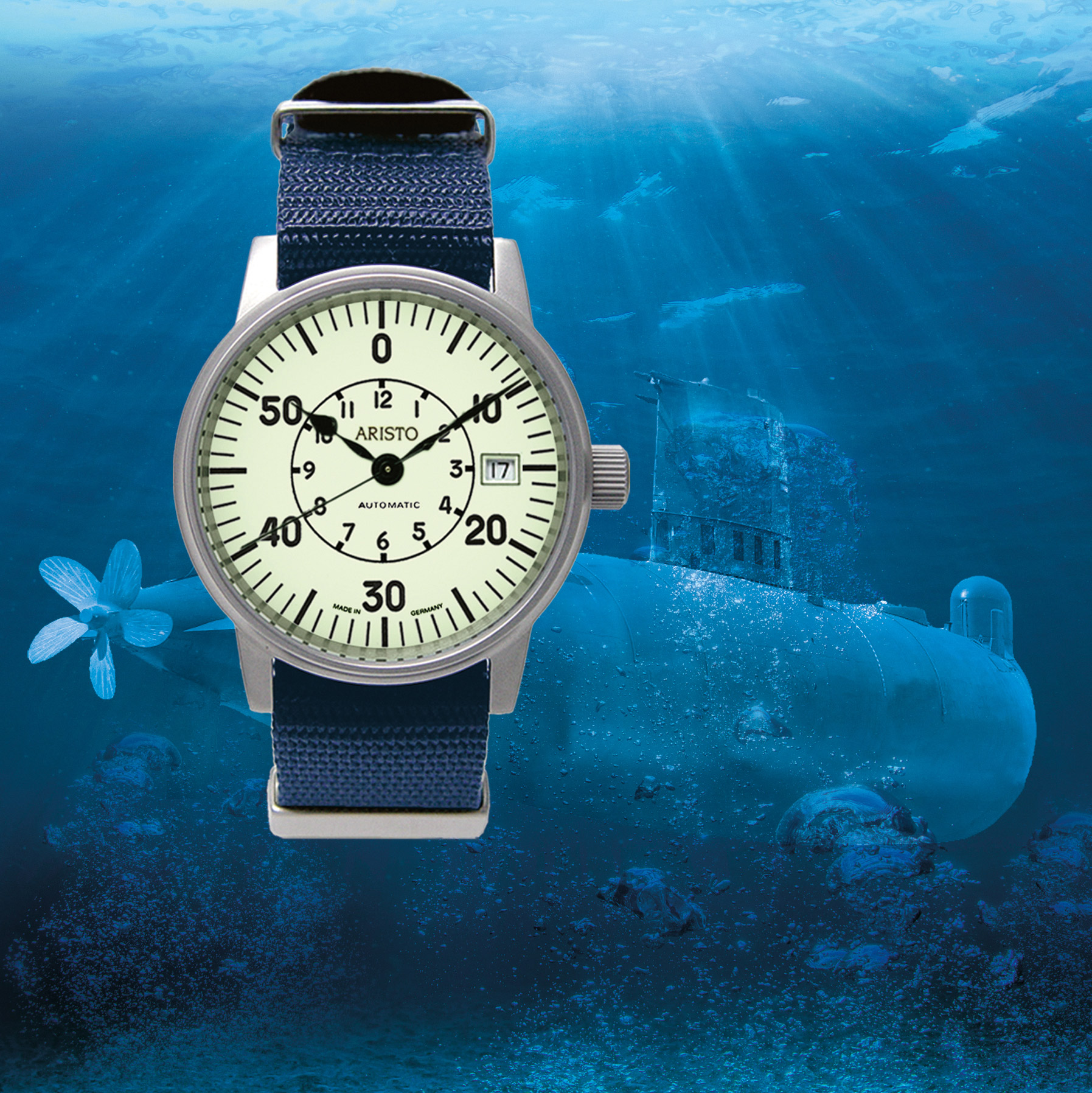 Eine Uhr mit Wasser im Hintergrund Eine Uhr mit Wasser im Hintergrund