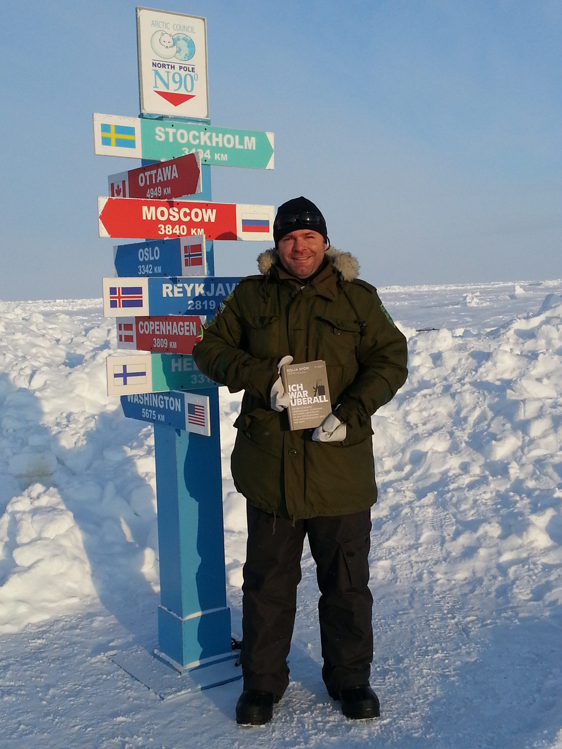 ksnordpol2014 Ein Mann im Schnee hält ein Schild hoch
