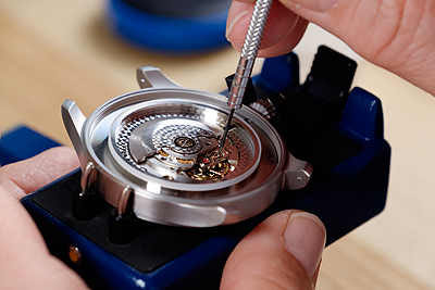 specials3 Eine Uhr wird bearbeitet